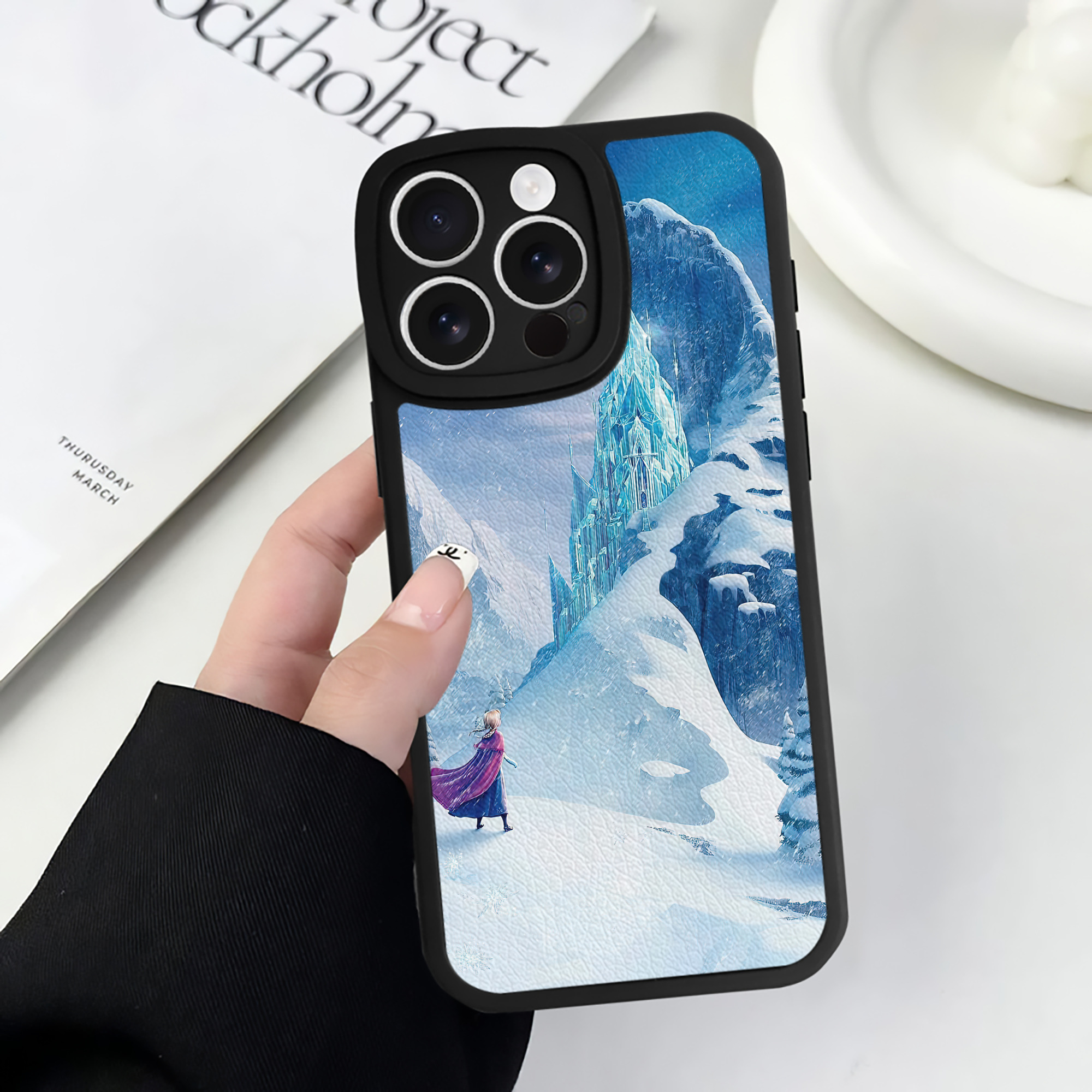 （画像用） アナと雪の女王 アンナ エルサ Frozen Anna Elsa 【iPhone 16シリーズ対応】シリコンスマホケース（レザー調） 材質：シリコン